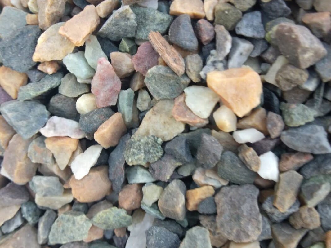 Dina Crush stone aggregate, durable construction material for concrete, foundations, flooring, and road development projects in Pakistan.